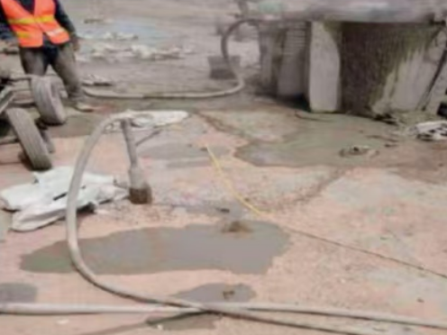 瀍河回族水泥混凝土路面板底注浆技术 路面脱空注浆整治方案